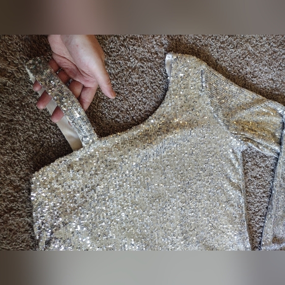 Cable & Gauge Glittering Sequin One Sleeve Top NWT - Picture 6 of 10